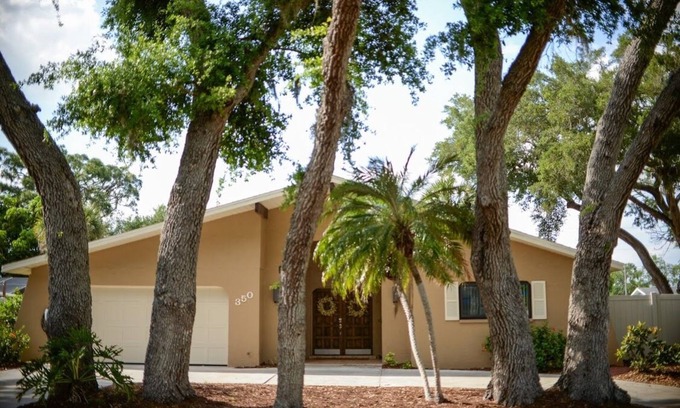 South Venice House | Bahama Villa - Minutes to Venice Beaches-ping-pong-pickle ball court-game room