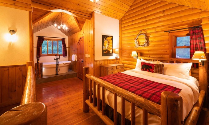 Lake Louise Cabin | Baker Creek | Superior Jacuzzi Suite