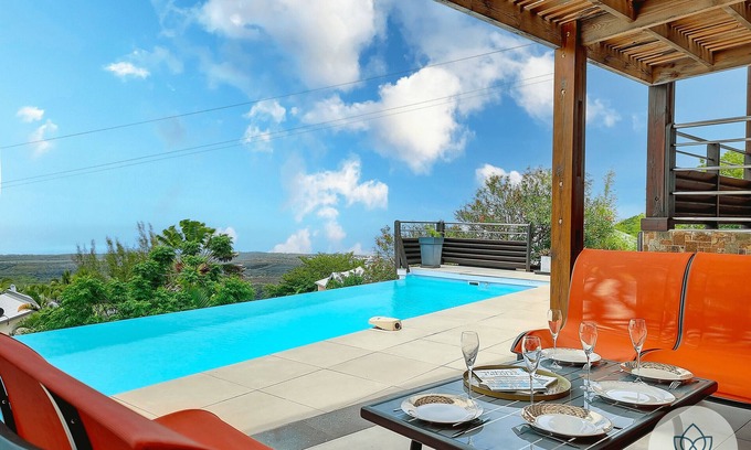 Les Avirons Ski Chalet | Balcons du Sud, Villa Perle de l’Océan - Infinity pool with a sea view - Les Avirons
