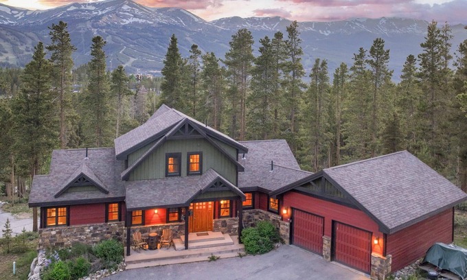 Baldy Mountain House | Baldy Ridge Chalet: Beat the Heat! Pup-Friendly, Hot Tub, Game Room & Views