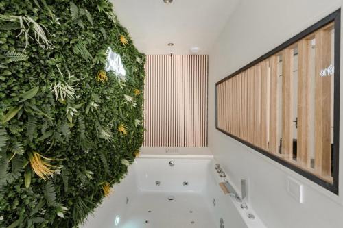 La Celle-sous-Gouzon Apartment | BaliRhône - Spa privé & balcon avec vue