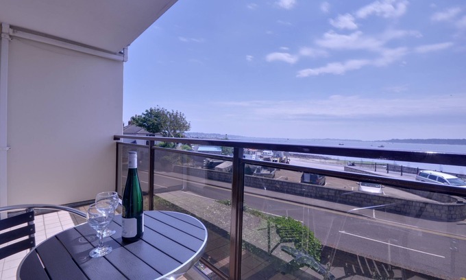 Poole Cottage | Ballard Close - a town house that sleeps 6 guests in 3 bedrooms