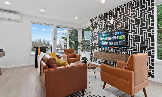 Loyal Heights Apartment | Ballard Hangout - Arcade, Covered deck, Sleeps 10!