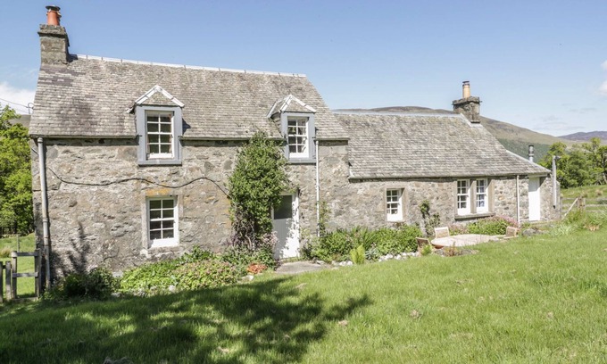 Lochearnhead Cottage | BALMEANOCH, pet friendly, character holiday cottage in Callander