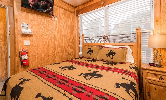 Bandera Hotel | Bandera Bunkhouse On Main #5