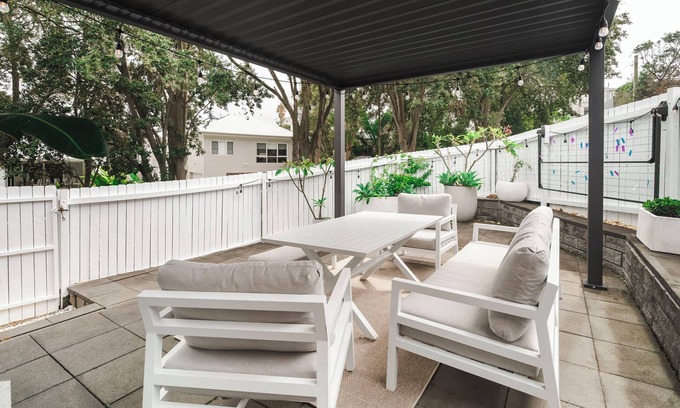 The Hill Apartment | Bar Beach Bliss - 10min walk to the Beach