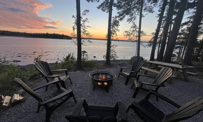 Bar Harbor House | Bar Harbor Oceanfront Log Cabin 10 min to Acadia National Park
