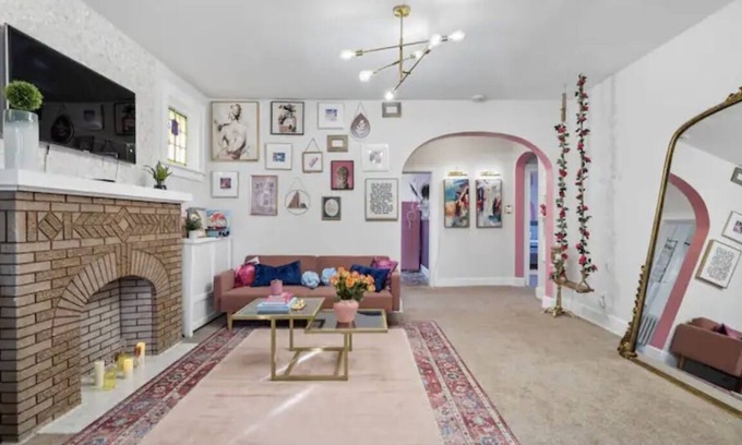 Glenham-Belford Apartment | Barbie Dream Loft! Wine/Yard/King Bed/Parking!