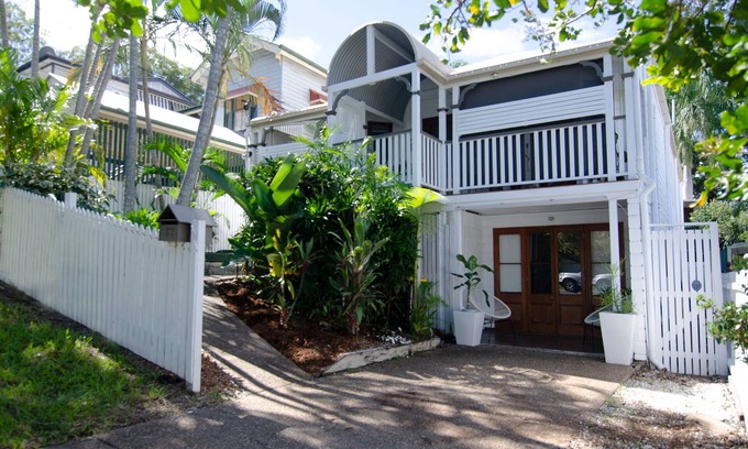 Margate House | Bardon Beauty Pool Pet Privacy close to transport shops city