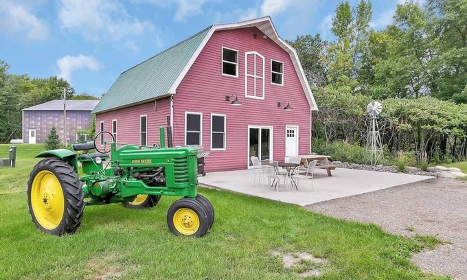 Isle Cabin | Barn on Lake Mille Lacs – Sauna, Fishing, Hot Tub,Relax