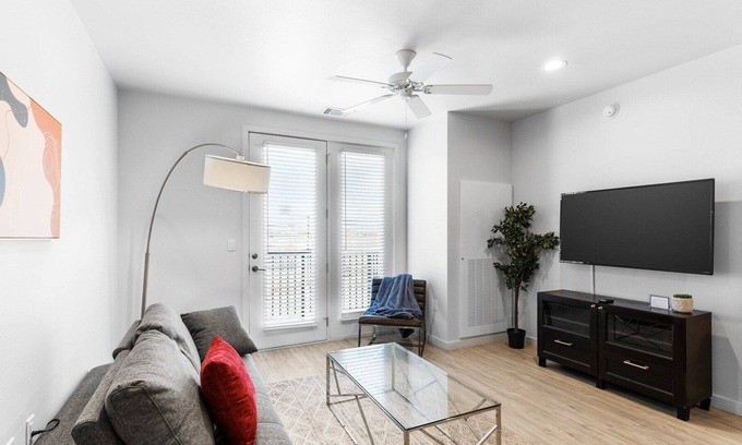 Midland Apartment | Barsala l Cozy 1BD, Modern Kitchen, Pool & Gym