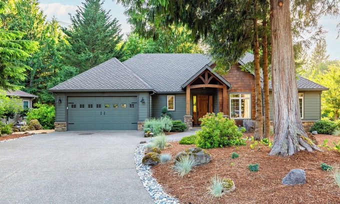 Welches House | Basecamp, Mt Hood. Mountain Retreat, hot tub, golf course.
