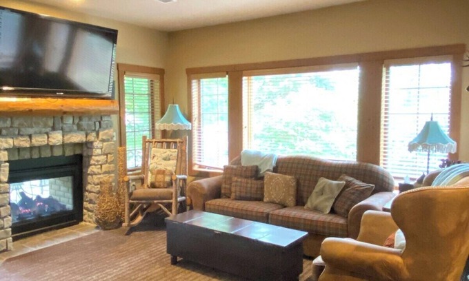 Boyne Falls Ski Chalet | Basin Creekside: Hot Tub