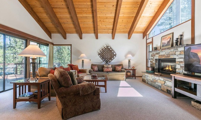 Truckee House | Basque Lodge- Ski Shuttle to Lifts- Pet Friendly- Gym and Pool Access