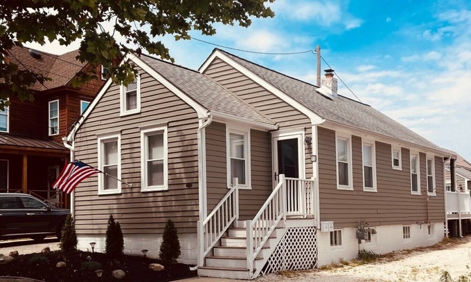 Somers Point House | BAY AND BEACHnRelax in this well appointed beach cottage in historic Old Town