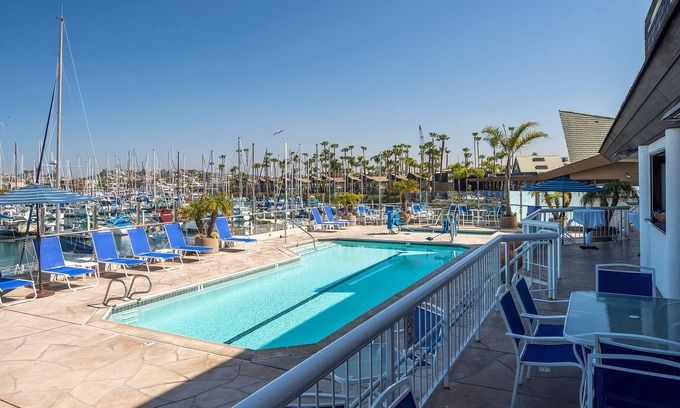 La Playa Apartment | Bay Club Hotel & Marina