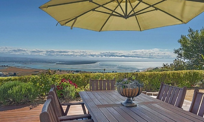 Nelson House | Bay Dreamer "Nelson ExecutiveHoliday Home"