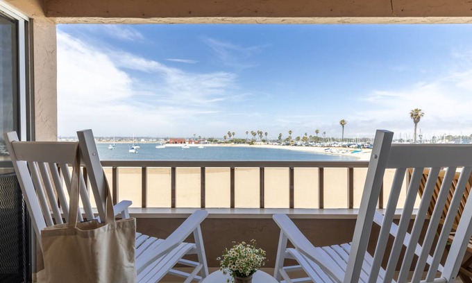Central Mission Beach House | Bay View Buyout A by AvantStay Mission Beach Home on the Sand Sleeps 20