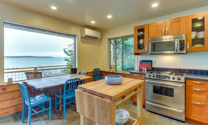 Port Ludlow House | Bayfront home on Oak Bay with fireplace, beachfront, & outdoor dining