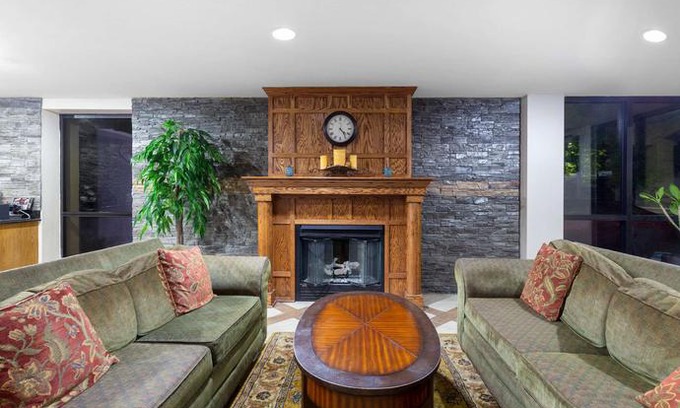 Elkhart Hotel | Baymont by Wyndham Elkhart