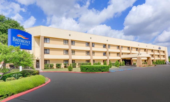 Waupun Hotel | Baymont by Wyndham Waupun