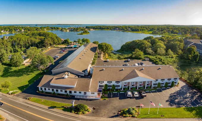 West Yarmouth Hotel | Bayside Resort Hotel