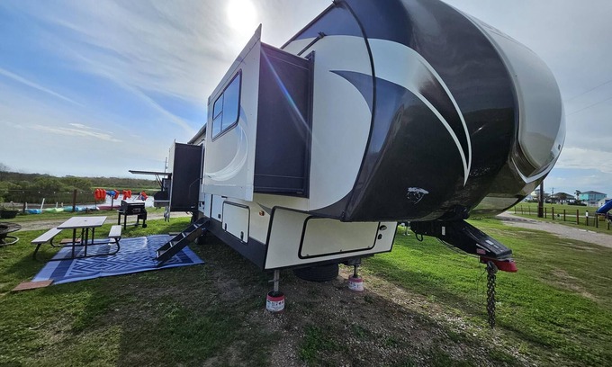 Port Bolivar House | Bayside Serenity – Sprinter 5th Wheel - Sleeps 4