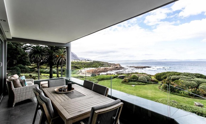 Eastcliff Apartment | Bayview 203