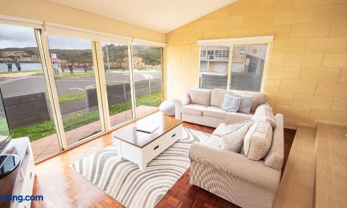 Port Campbell Apartment | Bayview no 1 - Next to the Beach