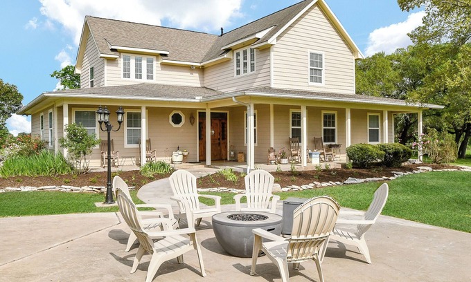 Brenham House | BBB 23 acre Ranch, Designer TX chic, 5 min. Brenham, 10 min. Lake Sommerville