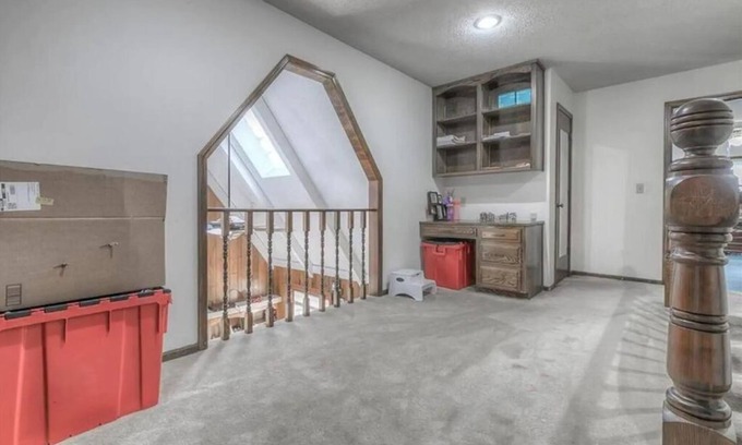 Overland Park House | BBQ, Smart T.V. WiFi, Nearby Park, Gym, kids activities