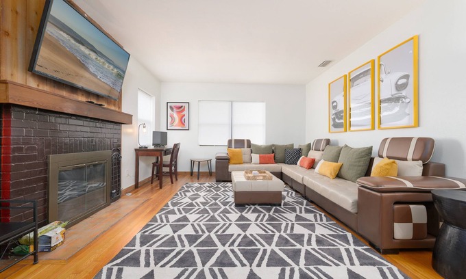 Lakewood House | Be A Nomad | Cozy 3BR w/Big Yard & Parking