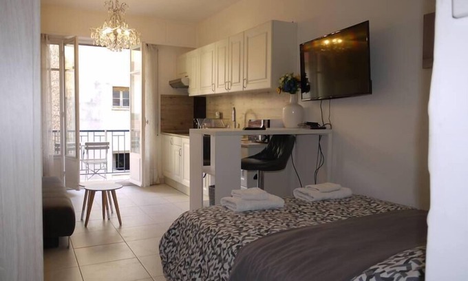 Gambetta Apartment | Beach - a modern studio flat in central Nice