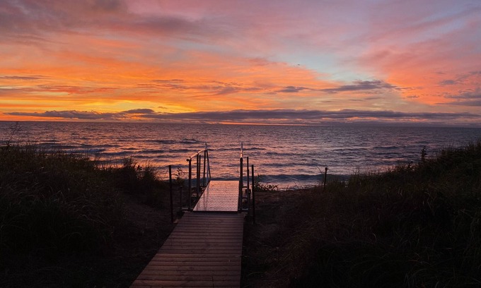 Stevensville House | Beach Access with Private Stairs