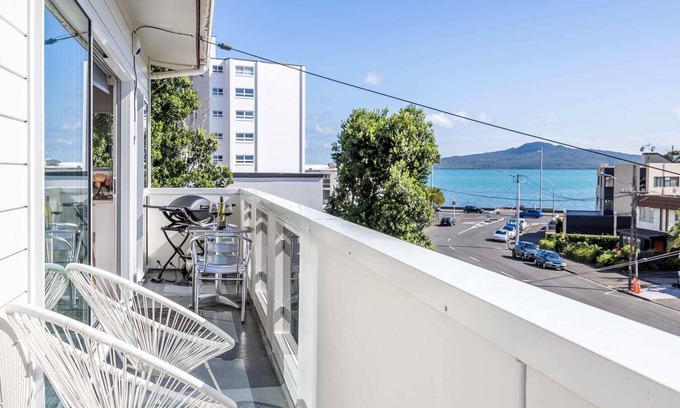 Kohimarama Apartment | BEACH almost on your doorstep! Avail longer term