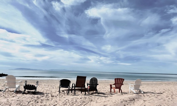 Pierpont Bay Apartment | Beach Apartment 38: Sunny Upper Beach Loft 38 + Steps to Sand + A/C