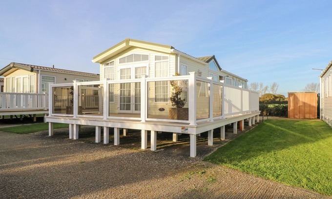 Wittering Cottage | BEACH BLISS RETREAT, family friendly, with a garden in East Wittering