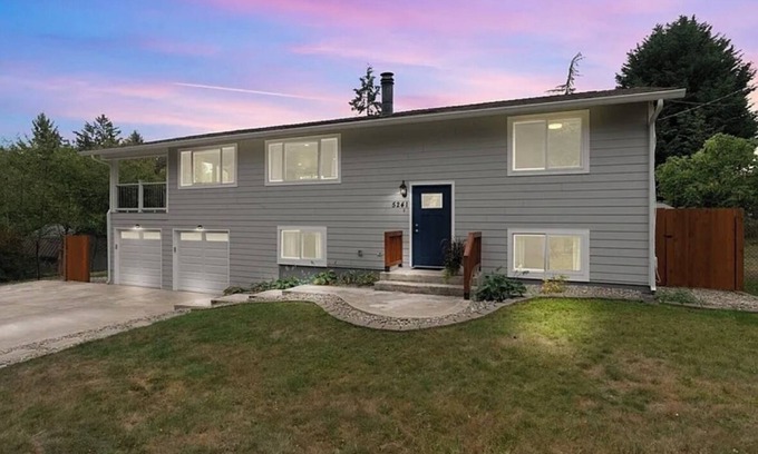 Lacey House | Beach Bungalow w/paddle boards! AC, Rainier views, close to JBLM for military