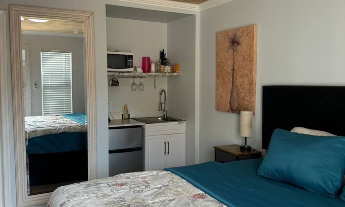 East Fort Lauderdale Cottage | Beach Cottage, 1 queen Bed+ Kitchenette, Free Parking, Walk to Ocean & Dining!