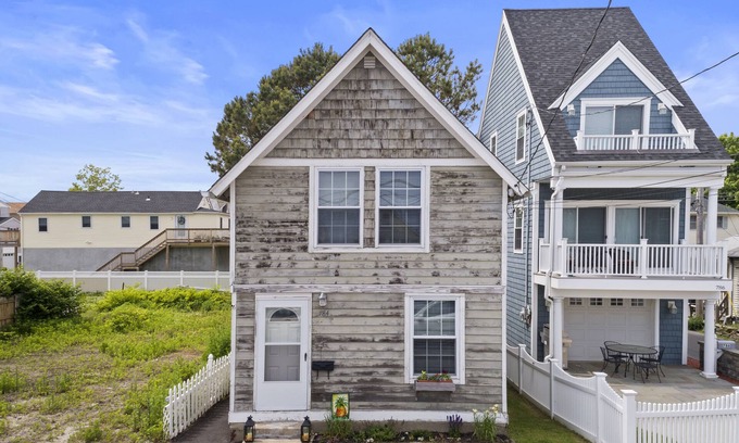 Milford House | Beach Cottage close to Silver Sands State Park