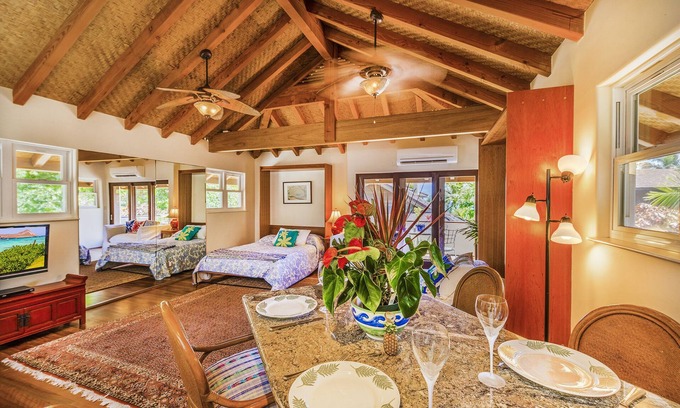 Waimanalo Beach Cottage | Beach estate Studio & private access to the beach/Air conditioned/Parking/Gated