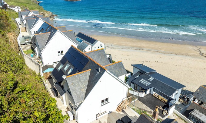 Portreath House | Beach Front 5 Star Dog Friendly Home with Amazing Sea Views & Outdoor Kitchen