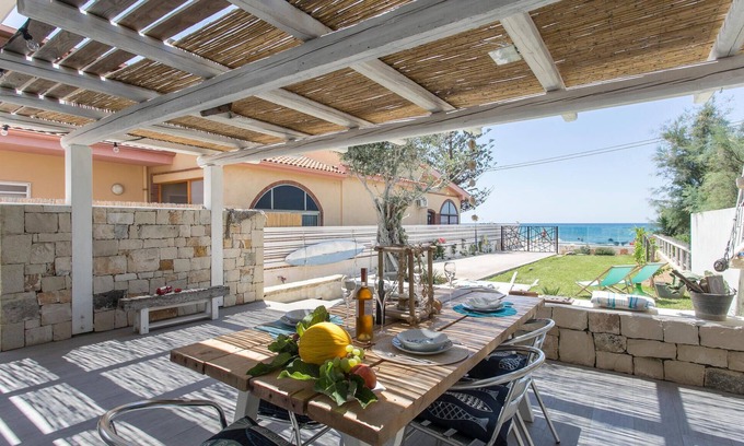 Santa Maria del Focallo House | Beach front home in Ispica