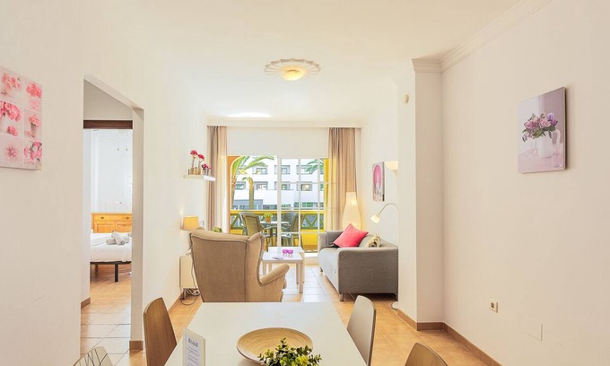 Nerja Apartment | Beach only 75 meters - centre - Wifi - sea view - international tv - 4 persons