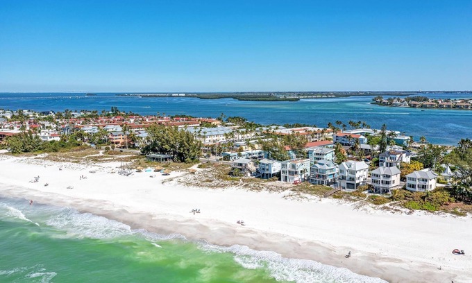 Bradenton Beach Condo | Beach Palms 5B-Beach 1 Minute Walk-Heated Pool-Free Wi-Fi-Boat Dock