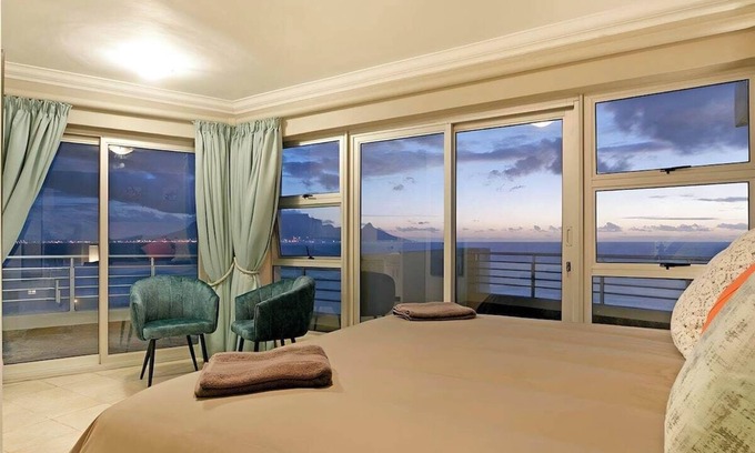 Bloubergstrand Apartment | ⭐Beach penthouse-style living,self checkin,king beds⭐