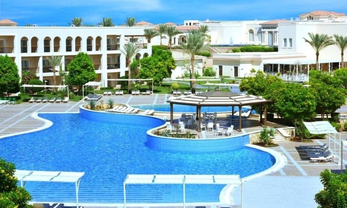 Sharm El Sheikh Hotel | Beach Retreat: 2 Rooms, 12 Pools, Waterslides, Spa, Kids’ Club, Games & Dining