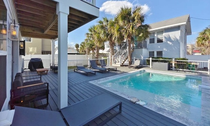 Jacksonville Beach House | Beach Retreat Complex w/Pool - Sleeps 25!
