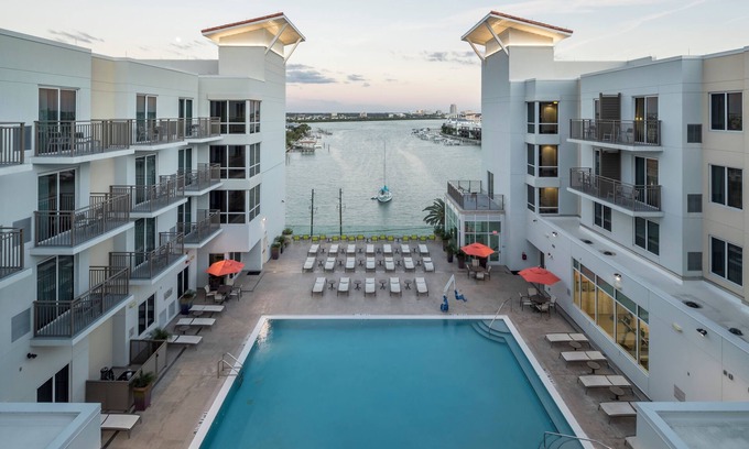 Clearwater Beach Hotel | Beach Vacation! Near Clearwater Beach, Pool, Bar, Free Buffet Breakfast