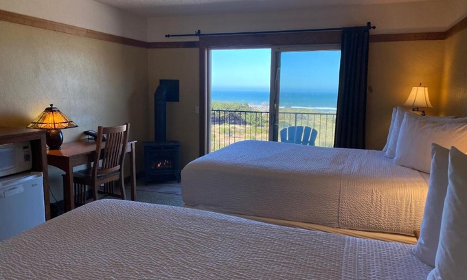 Gold Beach Hotel | BeachCombers Inn